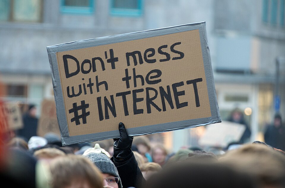 A sign that says: Don't mess with the #Internet